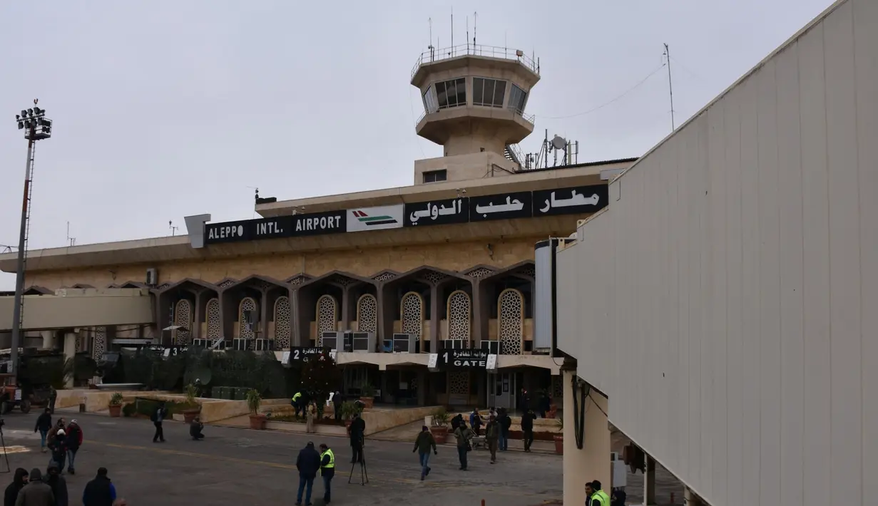 Sejumlah Awak media berkumpul selama konpers rencana pembukaan Bandara Internasional Aleppo, Suriah (21/12). Bandara tersebut akan kembali dibuka setelah ditutup sejak perang saudara pada Maret 2013. (AFP PHOTO/GEORGE OURFALIAN)