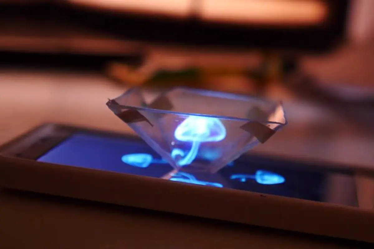 Manfaatkan Ponsel dan Tempat CD untuk Bikin Pajangan Hologram 3D