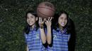 Pebasket Merpati Bali, Tania Rasidi dan Lamia Rasidi, berpose saat berkunjung ke kantor Bola.com, Jakarta, Jumat (16/3/2018). Duet kembar ini siap membawa Merpati Bali juara Srikandi Cup 2017/2018. (Bola.com/M Iqbal Ichsan)