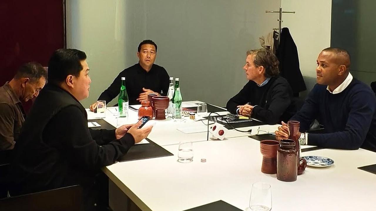 Senyum Semringah Pelatih Kluivert Dibawakan Oleh-oleh Erick Thohir