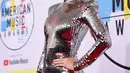 Penyanyi Taylor Swift menghadiri ajang American Music Awards 2018 di Los Angeles, Selasa (9/10). Mengenakan mini dress silver dari Balmain, Taylor langsung menjadi pusat perhatian begitu melangkah di red carpet. (Kevork Djansezian/Getty Images/AFP)