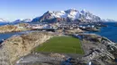 Stadion Henninsvaer FC yang berlokasi di Nenningvaer, Norwegia Utara. Stadion tersebut berada di pulau Lofoten dengan pemandangan gunung es yang menakjubkan. (AFP/Olivier Morin)