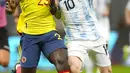 Kapten timnas Argentina, Lionel Messi dan bek Kolombia, Davinson Sanchez berebut bola pada laga semifinal Copa America 2021 di Estadio Nacional Brasilia, Rabu (7/7/2021).  Argentina lolos ke final usai menang 3-2 atas Kolombia lewat adu penalti. (AP Photo/ Andre Penner)