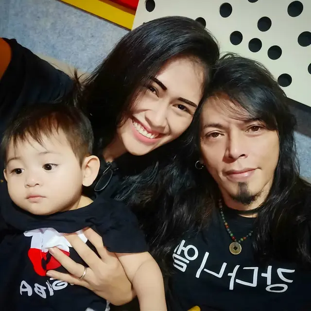 Beda Usia 16 Tahun, Ini 6 Potret Ovy /Rif dan Istri