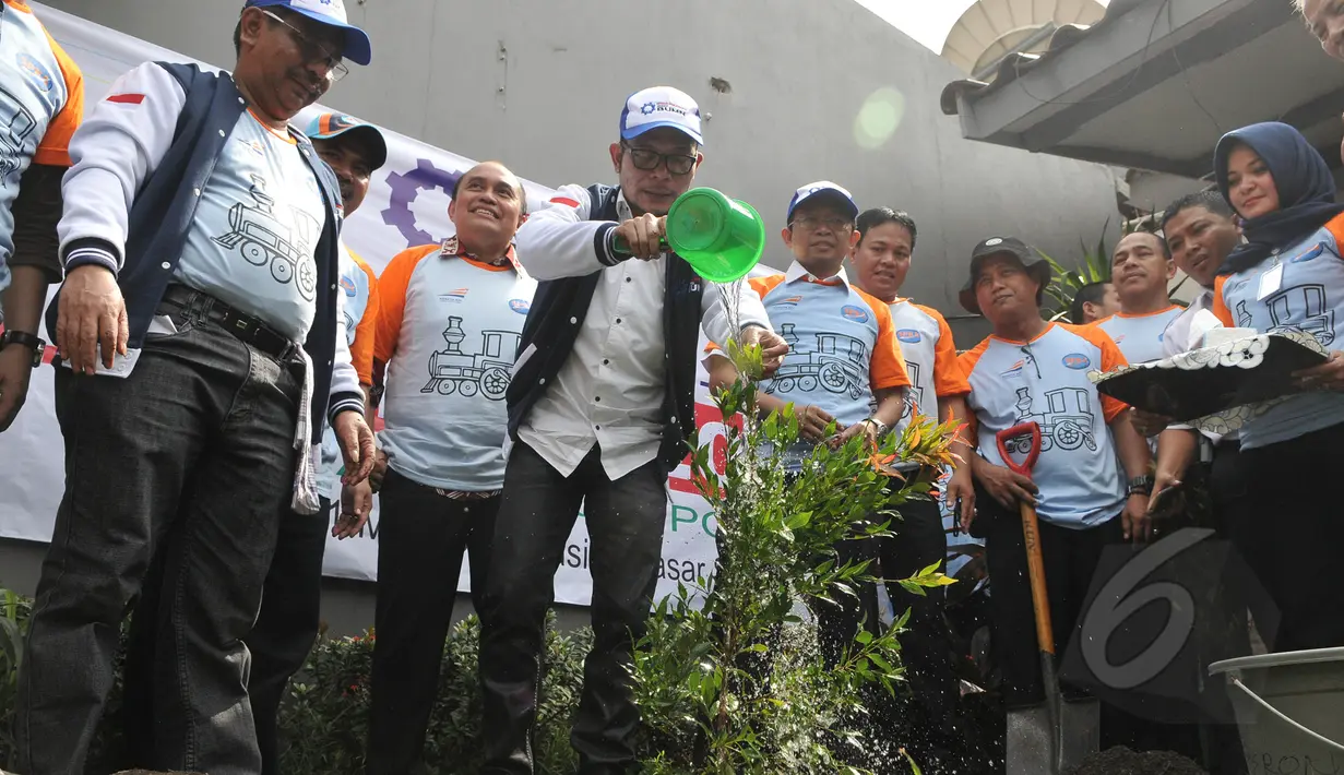 Menaker Hanif Dhakiri (tengah) bersama Serikat Pekerja BUMN melakukan penanaman 1.000 pohon di Stasiun Senen, Jakarta, Jumat (1/5/2015). Kegiatan tersebut dalam rangka peringatan hari buruh (May Day) yang jatuh hari ini. (Liputan6.com/Herman Zakharia)