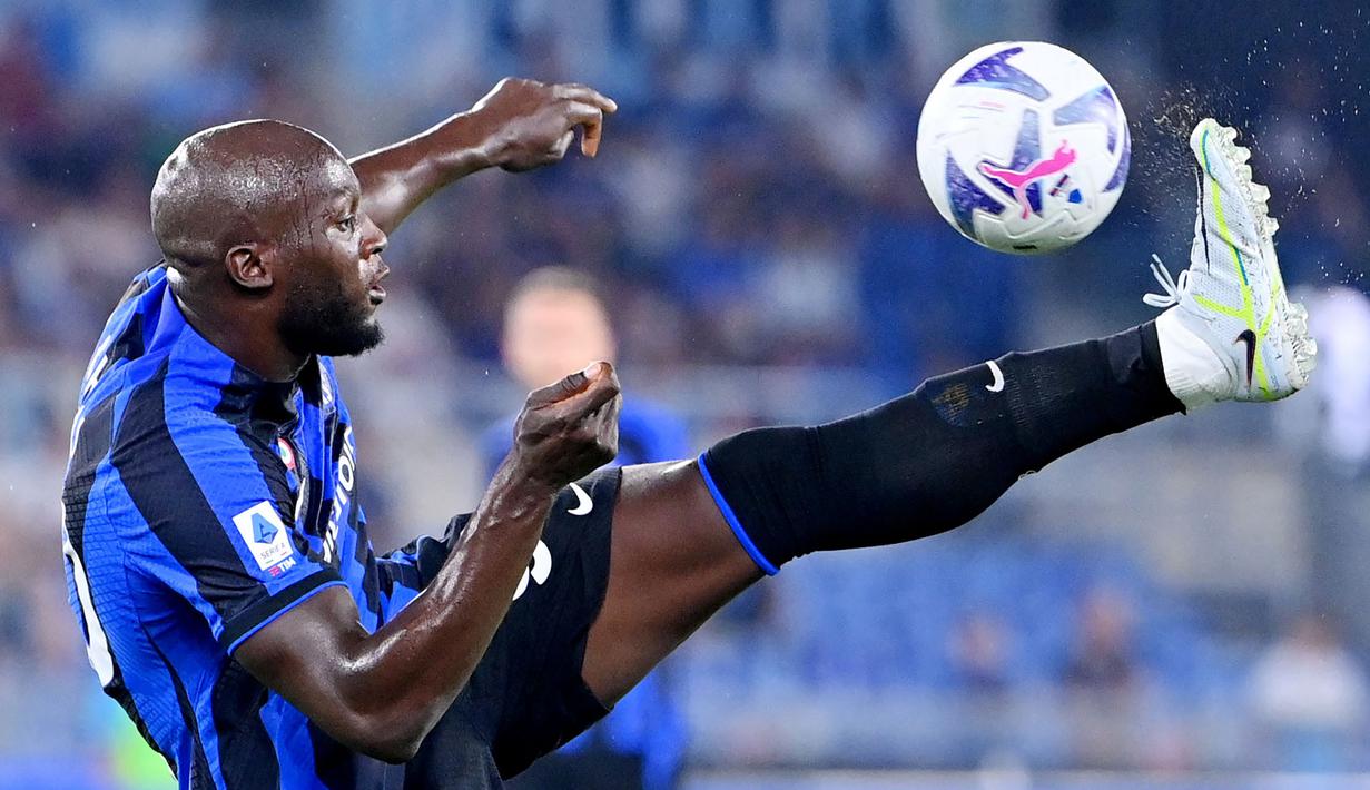 Romelu Lukaku. Striker asal Belgia berusia 29 tahun ini kembali berseragam Inter Milan di awal musim 2022/2023 setelah dilepas Chelsea dengan status pinjaman. Meski tampil lumayan bersama Chelsea musim lalu dengan mencetak total 15 gol dalam 44 laga di semua ajang, namun hubungannya yang tak harmonis dengan Thomas Tuchel yang baru saja dipecat Chelsea, menjadikannya jarang dimainkan. Bersama Inter Milan musim ini ia telah mencetak 1 gol dan 1 assist dari 3 laga awal di Liga Italia. (AFP/Alberto Pizzoli)