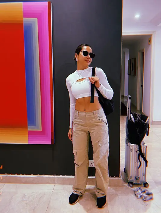 Pevita Pearce juga tak ketinggalan dengan tren celana kargo yang dijodohkannya dengan bralette putih dan bolero warna senada. Gaya sporty chic-nya juga makin kece dengan kacamata hitam dan sneakers. (Foto: Instagram Pevita Pearce)