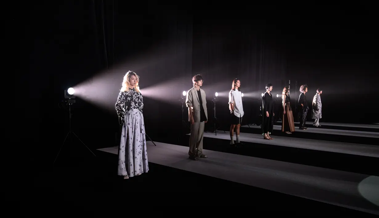 Model menampilkan kreasi dari brand fashion Hare selama koleksi musim semi / musim panas 2021 di Tokyo Fashion Week (15/10/2020). (AFP Photo/Philip Fong)