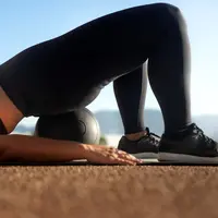 Latihan pencegahan yang dilakukan secara konsisten mampu meningkatkan stabilitas tulang belakang dan membantu tubuh bergerak lebih bebas tanpa rasa nyeri. (foto/dok: freepik)