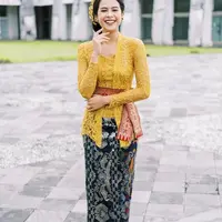 Hadiri Gala Dinner KTT G20 di GWK, Maudy Ayunda tampil anggun berkebaya khas Bali.