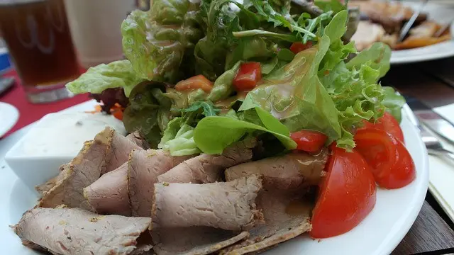 Ilustrasi salad (Image by RitaE from Pixabay)
