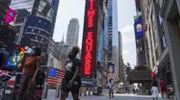 Orang-orang berjalan di Times Square, New York, Amerika Serikat, Minggu (9/8/2020). Menurut Center for Systems Science and Engineering (CSSE) di Universitas Johns Hopkins, jumlah kasus COVID-19 di Amerika Serikat melampaui angka 5 juta pada Minggu (9/8). (Xinhua/Wang Ying)