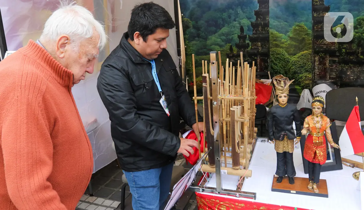 Tak sampai di situ, dalam acara ini Indonesia juga menggelar pameran barang seni, alat musik (angklung), dan makanan Indonesia. (Liputan6.com/Herman Zakharia)
