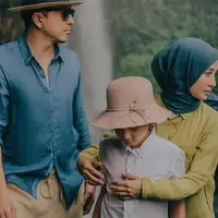 Laudya Cynthia Bella, Engku Emran dan Engku Aleesya [foto: instagram]