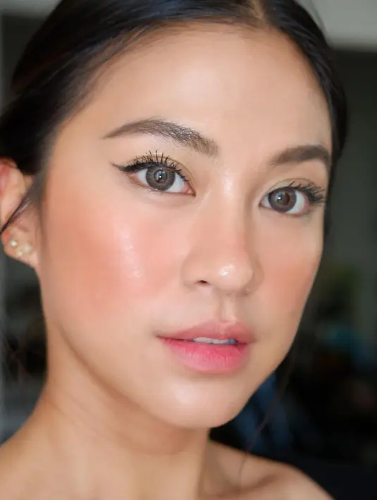 Dalam foto ini, Tyna Kanna Mirdad terlihat menonjolkan area matanya lewat makeup bernuansa merah muda. Penggunaan winged eyeliner dan maskara disempurnakan dengan lipstik yang diaplikasikan secara ombre. Foto: Instagram @tynakannamirdad.