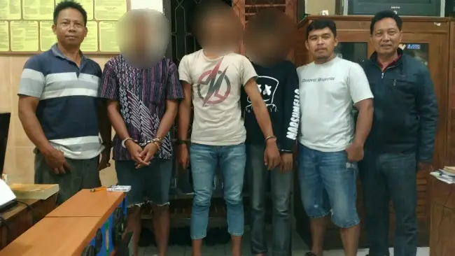 Tiga tersangka pemerkosaan diancam pasal 285 KUH Pidana dengan ancaman hukuman penjara 12 tahun. (Liputan6.com/Muhamad Ridlo/Polres Kebumen).