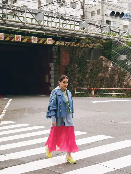 <p>Bertajuk &lsquo;SIMPLY-CITY&rsquo;, koleksi kolaborasi ini hadir dalam beragam produk. Bermain dalam silutet khas IKYK dari outer, kemeja, rok, celana, hingga blouse. [Foto dok: IKYK X NAGITASLAVINA.]</p>