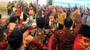Presiden Joko Widodo (Jokowi) bernyanyi bersama pendamping Program Keluarga Harapan (PKH) dalam Jambore Sumber Daya PKH Tahun 2018 di Istana Negara, Jakarta, Kamis (13/12). Jambore diikuti 598 peserta dari seluruh Indonesia. (Liputan6.com/Angga Yuniar)