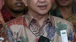 President Director, PT Riau Andalan Pulp and Paper Tony Wenas menjawab pertanyaan wartawan usai rapat tertutup di Kementerian LHK Jakarta, Jumat (9/9). (Liputan6.com/Johan Tallo)