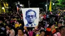 Rakyat Thailand membawa gambar Raja Thailand Bhumibol Adulyadej di luar RS Siriraj, Bangkok, Thailand, Kamis (13/10). (REUTERS / Jorge Silva)
