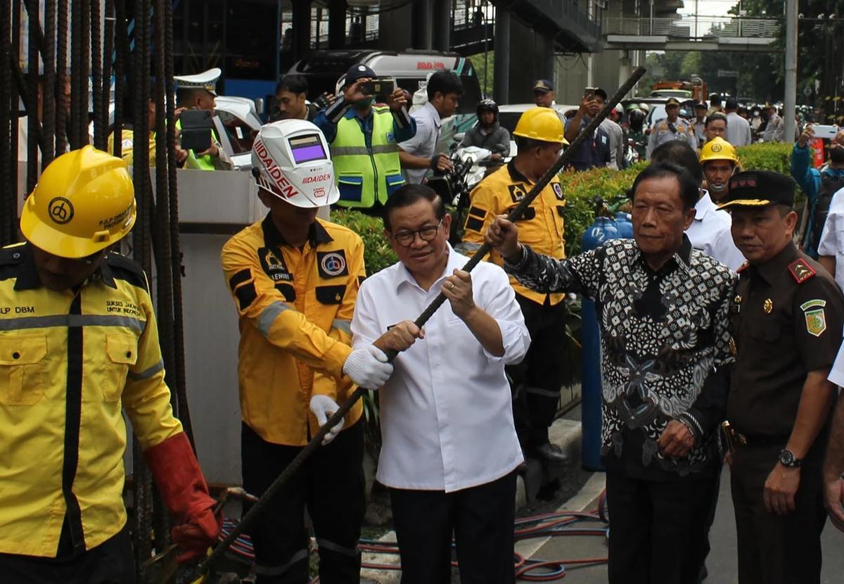 FOTO: Pemprov DKI Mulai Bongkar Tiang Monorel Mangkrak di Jalan HR Rasuna Said