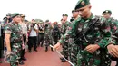 Pangkostrad, Letjen TNI Edy Rahmayadi melihat kemampuan bela diri pasukan saat apel Komando Gabungan Operasi Pengamanan VVIP di Jakarta, Selasa (28/2). 12.000 personel gabungan disiagakan dalam operasi tersebut. (Liputan6.com/Helmi Fithriansyah)