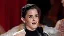 Ekspresi Emma Watson saat menerima penghargaan sebagai aktris terbaik dalam film "Beauty and the Beast" di MTV Movie and TV Awards di Shrine Auditorium, Los Angeles (7/5). (Photo by Chris Pizzello/Invision/AP)