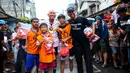 Oki Rengga berfoto bersama dengan anak-anak peserta Liga Akamsi udai memberikan hadiah-hadiah menarik. (Dok. Film Animasi Garuda Di Dadaku)