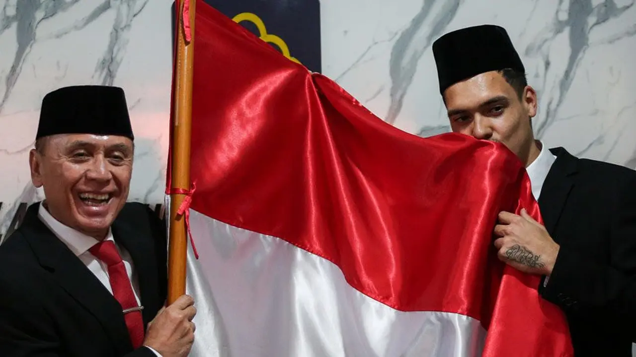 Ketua PSSI, Mochamad Iriawan (kiri) dan pemain naturalisasi Timnas Indonesia, Shayne Pattynama (kanan) (c) Bola.net/Bagaskara Lazuardi