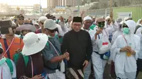 Menteri Agama Lukman Hakim Saifuddin saat menyalami jemaah haji Indonesia. (www.kemenag.go.id)