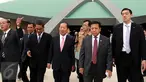 Ketua DPR, Setya Novanto menerima kunjungan Ketua Liga Parlemen Jepang-Indonesia Toshihory Nikai di Gedung DPR RI, Jakarta, Selasa (24/11/2015). Dalam kesempatannya, Toshihory melihat-lihat sejumlah tempat rapat anggota dewan. (Liputan6.com/Johan Tallo)