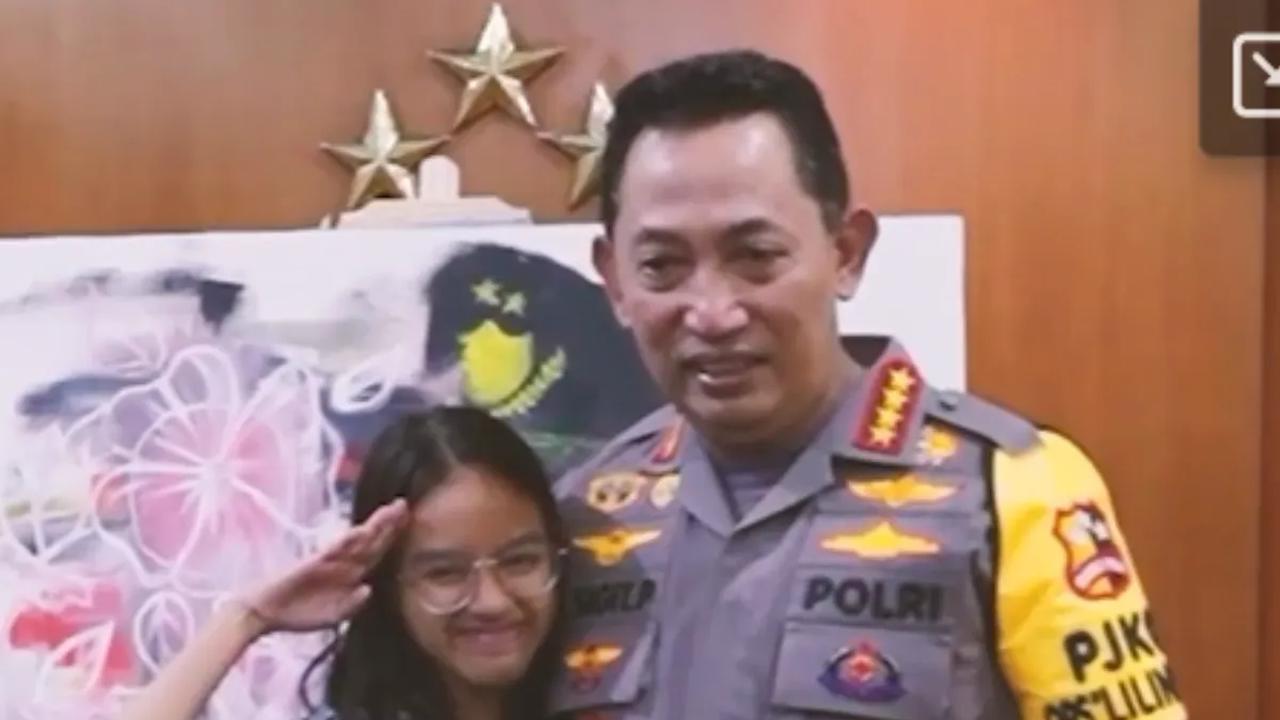 Air Mata Kapolri Menetes Peluk Gadis Disabilitas, Terharu Diberi Lukisan Wajahnya
