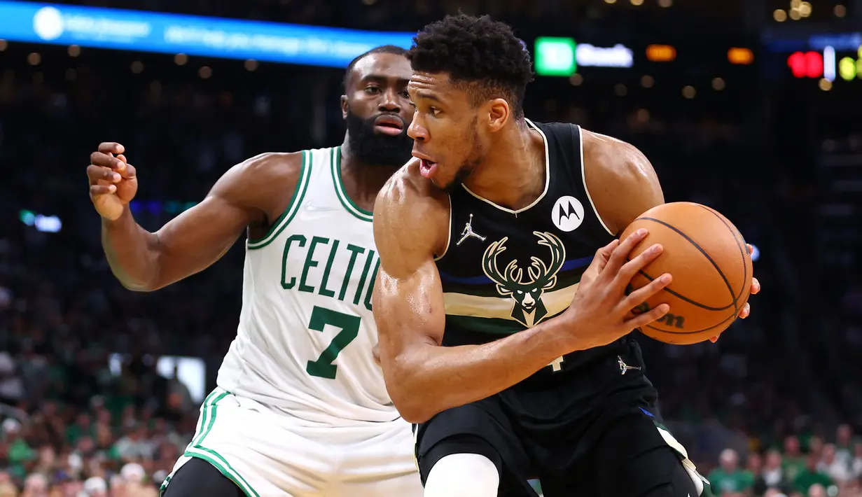 Giannis Antetokounmpo sukses mengantarkan Milwaukee Bucks menjadi juara NBA pada tahun lalu. Selain itu, ia juga dinobatkan sebagai MVP Final usai berhasil mengalahkan Phoenix Suns. Namun, pada musim ini, pemain asal Yunani tersebut gagal membawa Bucks lolos ke final setelah kalah dari Boston Celtics di partai semifinal. (Getty Images via AFP/Adam Glanzman)