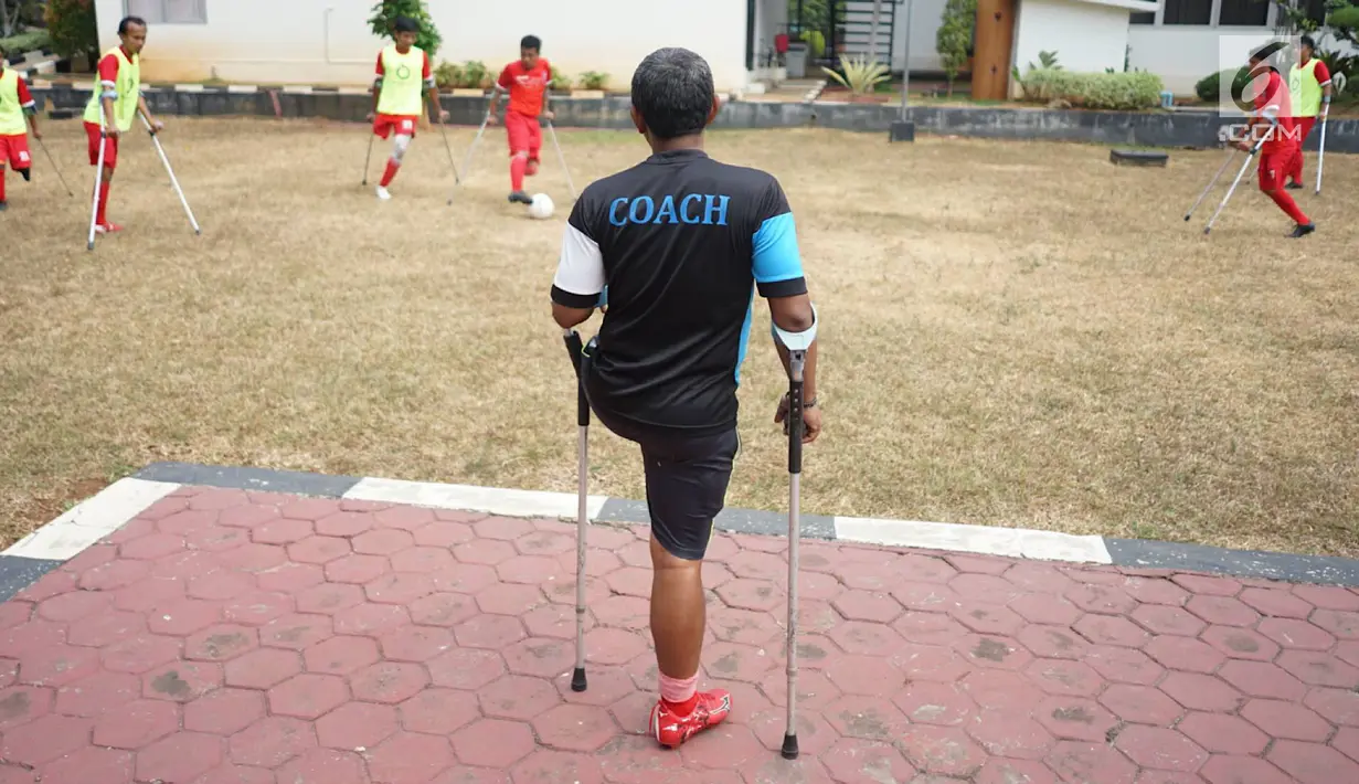 Pelatih memantau tim Garuda Indonesia Amputee Football (INAF) berlatih di kawasan Pesanggrahan, Jakarta, Sabtu (3/8/2019). Latihan tersebut digelar untuk persiapan laga uji coba menghadapi salah satu tim sepak bola amputasi di Inggris dan Jepang pada tahun 2020 nanti. (Liputan6.com/ImmanuelAntonius)