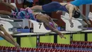 Perenang Indonesia, Syuci Indriani, melompat saat tampil pada renang nomor 200 meter gaya bebas Asian Para Games di Stadion Aquatic Senayan, Jakarta, Minggu (7/10/2018). Syuci berhasil meraih medali perunggu. (Bola.com/Vitalis Yogi Trisna)