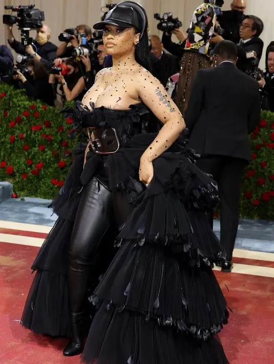 <p>Penampilan Nicki Minaj di Met Gala 2022 sukses menjadi sorotan. Dia mengenakan busana dari Burberry dengan topi kulit hitam dan permata hitam bertebaran di seluruh decolletage-nya. (Instagram/metgalaofficial).</p>
