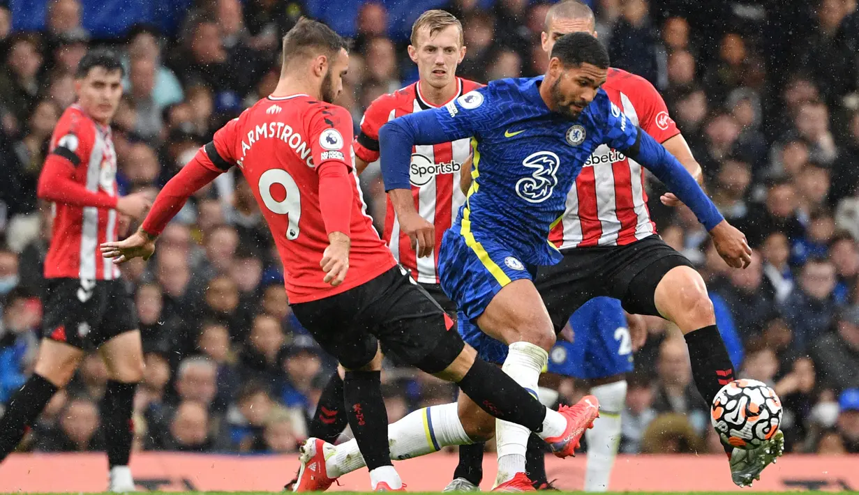Ruben Loftus-Cheek - Pemain asal Inggris ini tak menjadi pilihan utama di lini tengah the Blues. Thomas Tuchel lebih senang memainkan Jorginho, N'Golo Kante hingga Mason Mount. Loftus-Cheek baru mencatatkan 464 menit dari 10 laga di semua kompetisi musim ini. (AFP/Justin Tallis)