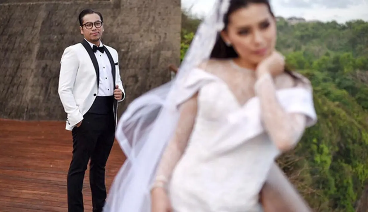 Penyanyi Sammy Simorangkir resmi mempersunting Viviane Tjeuw. Pernikahan digelar tertutup dengan tamu terbatas di Bali. Sekitar 100 tamu undangan hanya keluarga dekat kedua mempelai. (Instagram/sammysimorangkir)