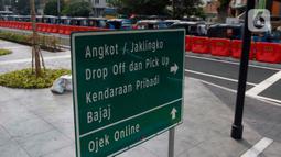 Papan penunjuk arah jalur khusus angkutan umum terpasang di Stasiun Tanah Abang, Jakarta Pusat, Jumat (5/6/2020). Pengemudi angkot, bajaj, hingga ojek kini bisa menunggu penumpang yang baru turun dari kereta di jalur khusus angkutan umum. (Liputan6.com/Johan Tallo)