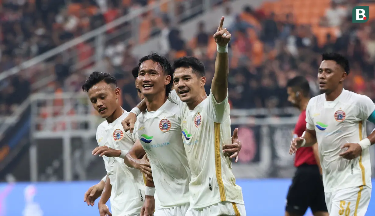 Persija Jakarta melangkah ke final turnamen mini RCTI Premium Sports setelah memetik kemenangan tipis 1-0 atas PSIS Semarang di Jakarta International Stadium (JIS), Jakarta, Kamis (30/5/2024). Gol tunggal Macan Kemayoran dicetak oleh Akbar Arjunsyah lewat tandukan keras pada menit ke-22. Dengan hasil ini Persija akan menantang Selangor FC di laga final, setelah sebelumnya mengalahkan Sabah FC dengan skor 3-2. (Bola.com/Abdul Aziz)
