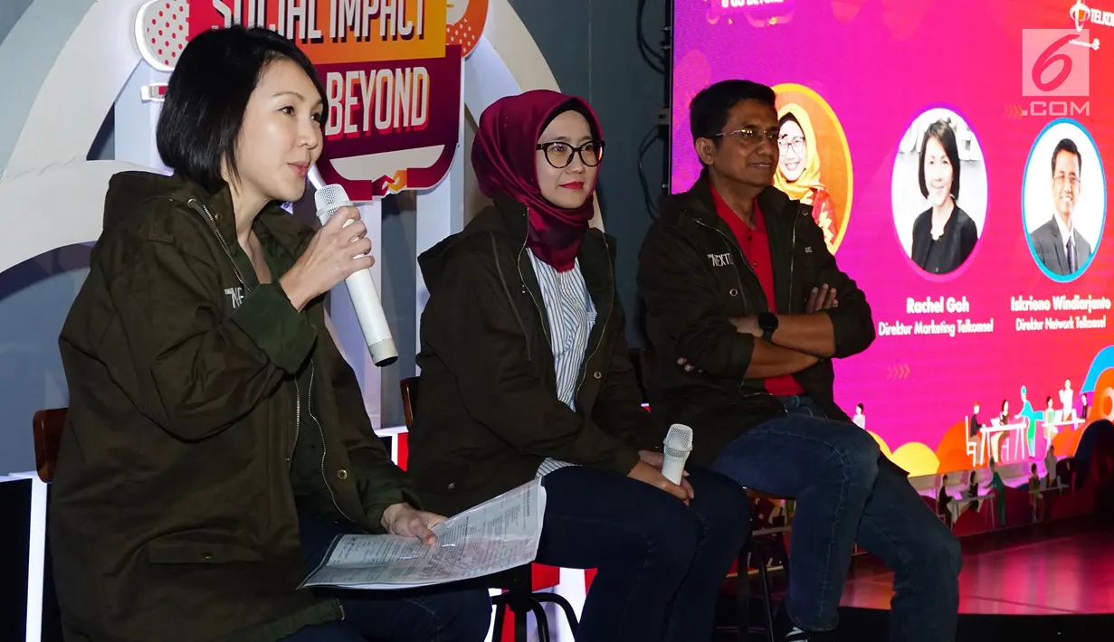 Direktur Marketing Telkomsel Rachel Goh, Direktur Utama Emma Sri Martini dan Direktur Network Iskriono Windiarjanto berbagi pengalaman dalam The NextDev Talent Scouting Telkomsel 2019 di Medan, Kamis, (8/8/2019). Program tersebut hadir dengan fokus ‘social impact & go beyond’. (Liputan6.com/HO/Ady)