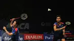 Pebulutangkis ganda campuran Indonesia, Tontowi Ahmad/Liliyana Natsir saat berlaga melawan Sawan Serasinghe/Setyana Mapasa (Australia) di BCA Indonesia Open 2016 di Istora Senayan, Jakarta, Selasa (31/5/2106). (Liputan6.com/Helmi Fithriansyah)