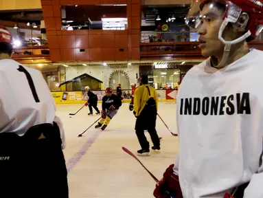 Pemain Timnas Hoki Es Indonesia saat latihan di Bintaro X Change, Rabu (23/10). Sebanyak 18 atlet akan ikut berjuang pada SEA Games 2019 mendatang. (Bola.com/M Iqbal Ichsan)