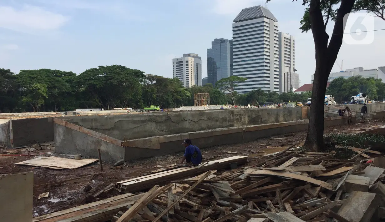 Pekerja menyelesaikan pembangunan proyek revitalisasi Taman Monumen Nasional (Monas) di Jakarta, Sabtu (18/1/2020). Proyek revitalisasi Taman Monas membuat 190 pohon di lokasi tersebut ditebas habis. (Liputan6.com/Immanuel Antonius)
