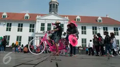 Warga berwisata menaiki sepeda kuno di kawasan Kota Tua, Jakarta, Senin (5/1). Meskipun libur panjang akan berakhir, warga tetap memadati kawasan wisata Kota Tua. (Liputan6.com/Gempur M Surya)