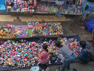 Pengunjung melihat-lihat barang di Pasar Loak Lebayoran Lama, Jakarta, Jumat (9/9/2022). Pasar Loak Kebayoran Lama tetep eksis di tengah maraknya situs jual beli online atau daring. (Liputan6.com/Angga Yuniar)