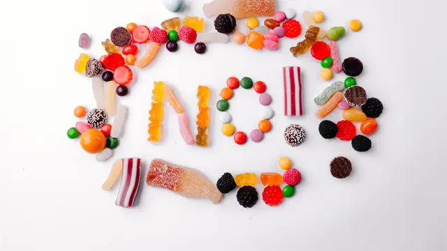 Kenalkan Si Kecil pada Makanan yang Bisa Merusak Gigi