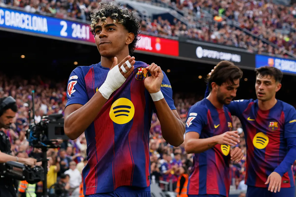 Pemain Barcelona Lamine Yamal (kiri) berselebrasi setelah Ferran Torres (tengah) mencetak gol
