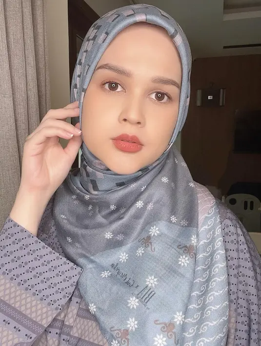 Selain ekspresi wajahnya yang curi perhatian, gaya hijab artis kelahiran 1993 ini juga bikin salah fokus. Mulai dari pashmina sampai jilbab segi empat, gaya hijab pemeran Hello Kitty di sinetron Catatan Hati Seorang Istri ini tentunya bisa jadi inspirasi. Ibu dua anak ini selalu terlihat memesona meki usianya hampir menginjak kepala 3. (Liputan6.com/IG/@cutratumeyriska)