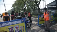 Penyekatan pengendara untuk tes Covid-19 di Jembatan Suramadu. (Dian Kurniawan/Liputan6.com)